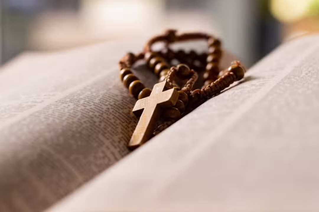 Cruz, radband, bibel