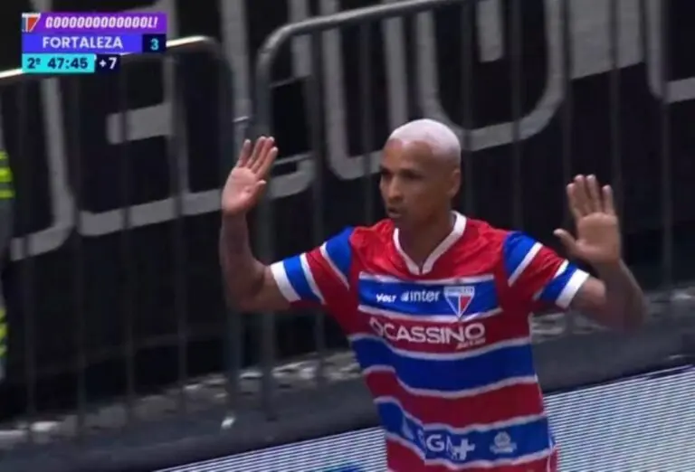 DEYVERSON HAT-TRICK