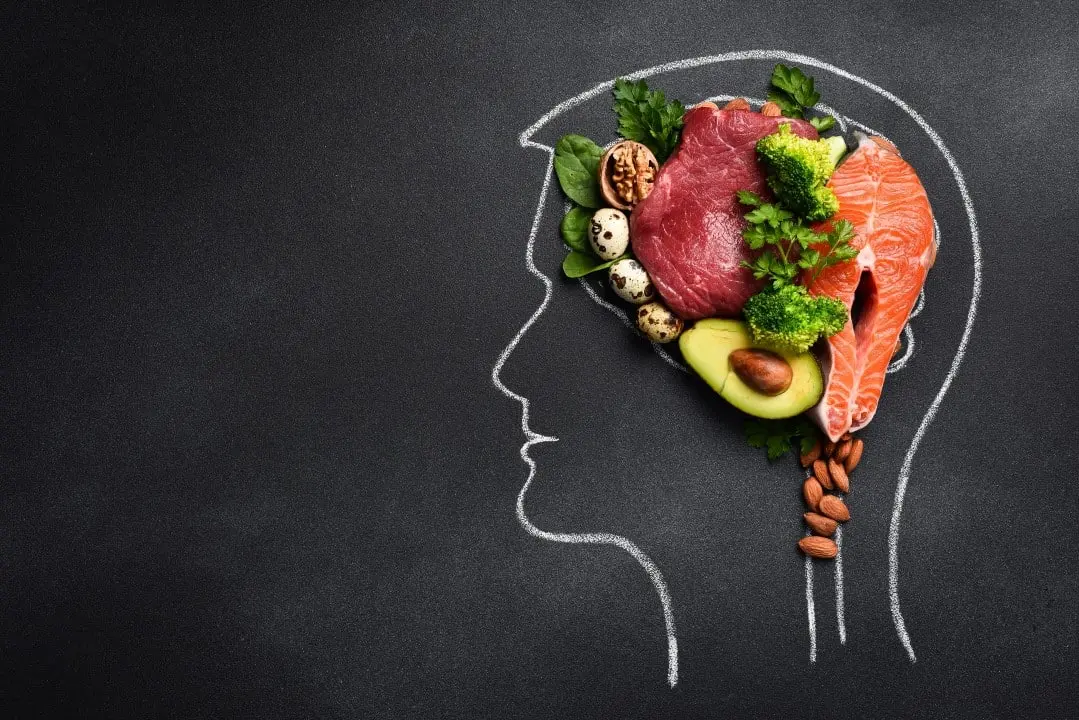 Desenho de cabeça e cérebro feito com alimentos