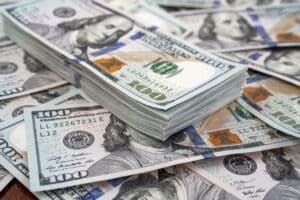 Dólar avança para R$ 5,03 e Ibovespa recua com correção em meio a tensões geopolíticas