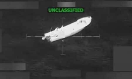 EUA bombardeiam navios