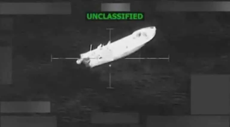 EUA bombardeiam navios