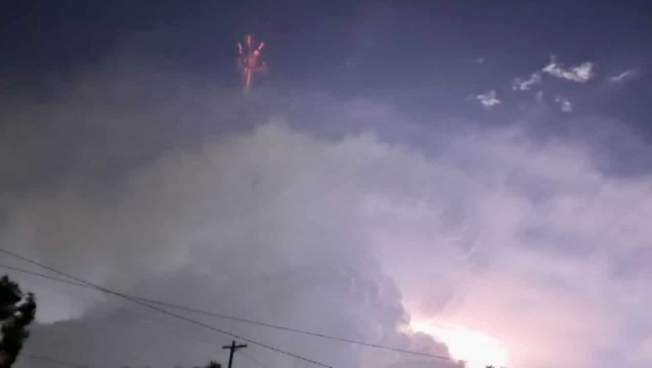 Fenômeno duende vermelho durante tempestade em Brisbane