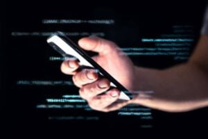 Golpe telefônico, hack ou fraude. Hacker de dados on-line com smartphone