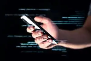 Criminosos usam antenas falsas para bloquear sinal e aplicar golpes por SMS no Brasil