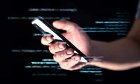 Golpe telefônico, hack ou fraude. Hacker de dados on-line com smartphone