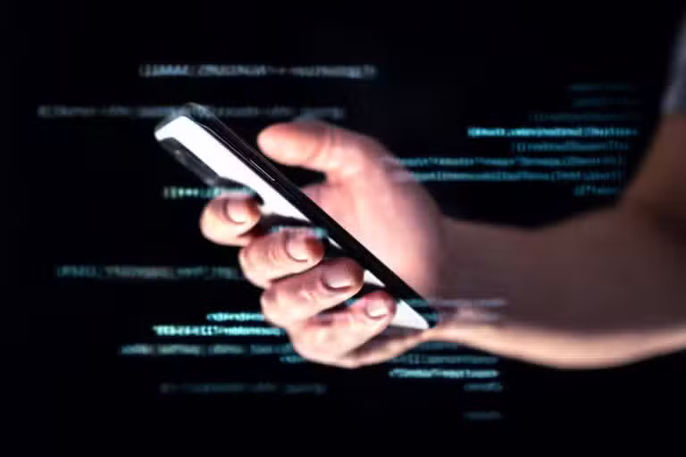 Golpe telefônico, hack ou fraude. Hacker de dados on-line com smartphone