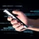 Golpe telefônico, hack ou fraude. Hacker de dados on-line com smartphone