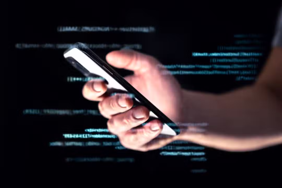 Golpe telefon, hack nebo podvod. Hacker online data se smartphonem