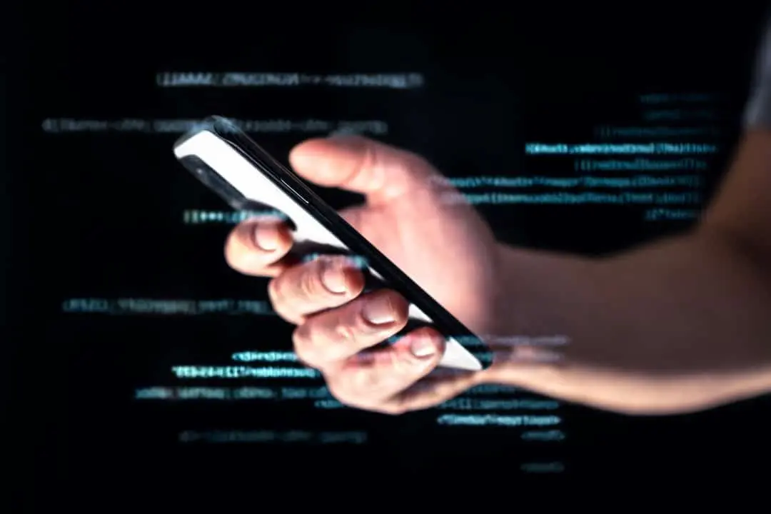 Golpe telefoon, hack of fraude. Hacker online data met smartphone