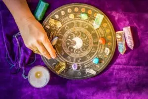 Květnový horoskop: 4 znamení, která zažijí velké proměny s úplňkem ve Střelci