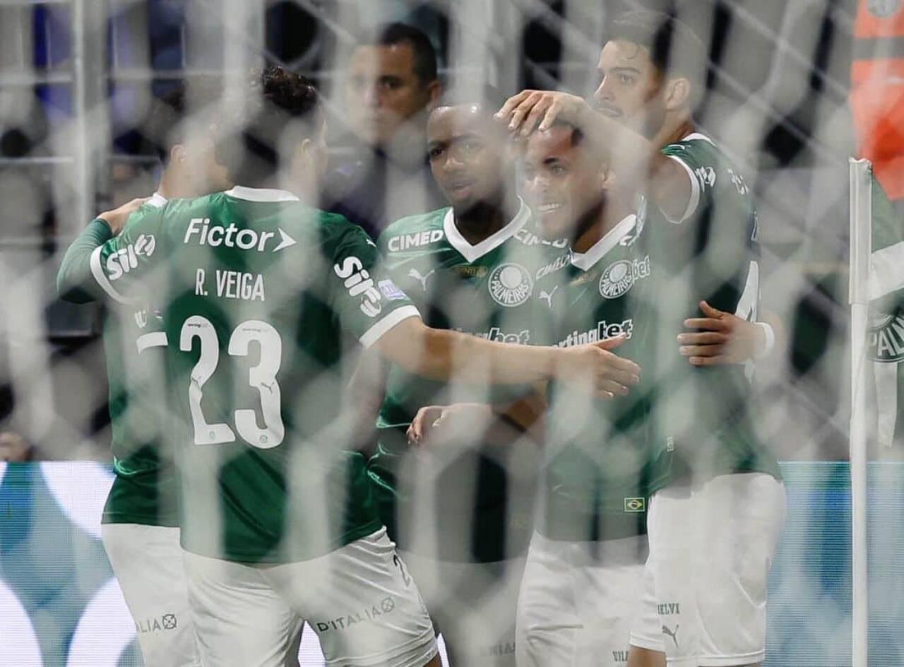 Vitor Roque brilha com dois gols e Palmeiras derrota Santos no Allianz Parque pela 32ª rodada