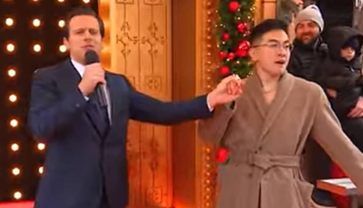 Jonathan Groff e Bowen Yang
