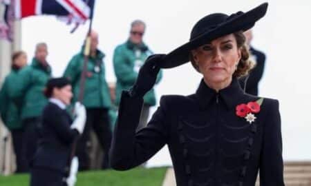 Kate Middleton com flor vermelha