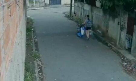 Laís Pereira empurrando o carrinho do filho momentos antes de ser assassinada