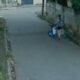 Laís Pereira empurrando o carrinho do filho momentos antes de ser assassinada