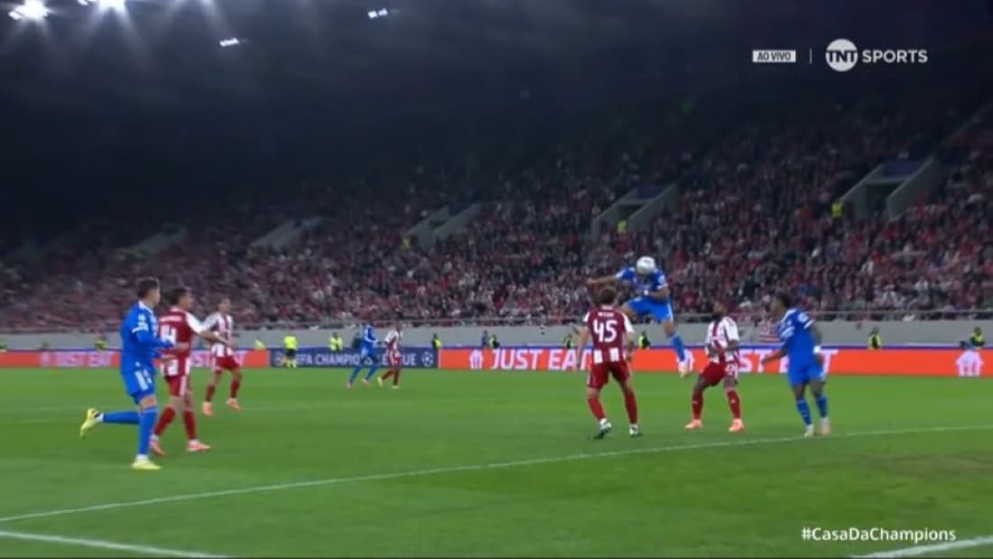 Mbappe Cabeceio