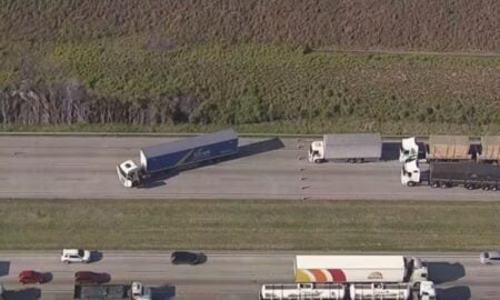 Motorista de carreta deixa veículo atravessado no Rodoanel