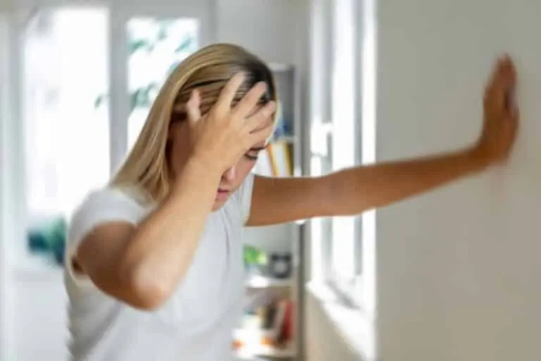 Mulher com a mão na cebeça, conceito de AVC