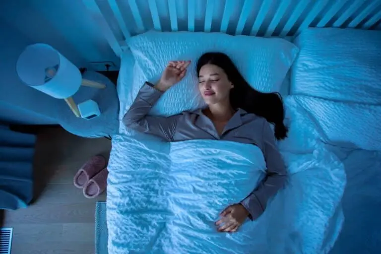 Mulher descansando, sono, posição de dormir