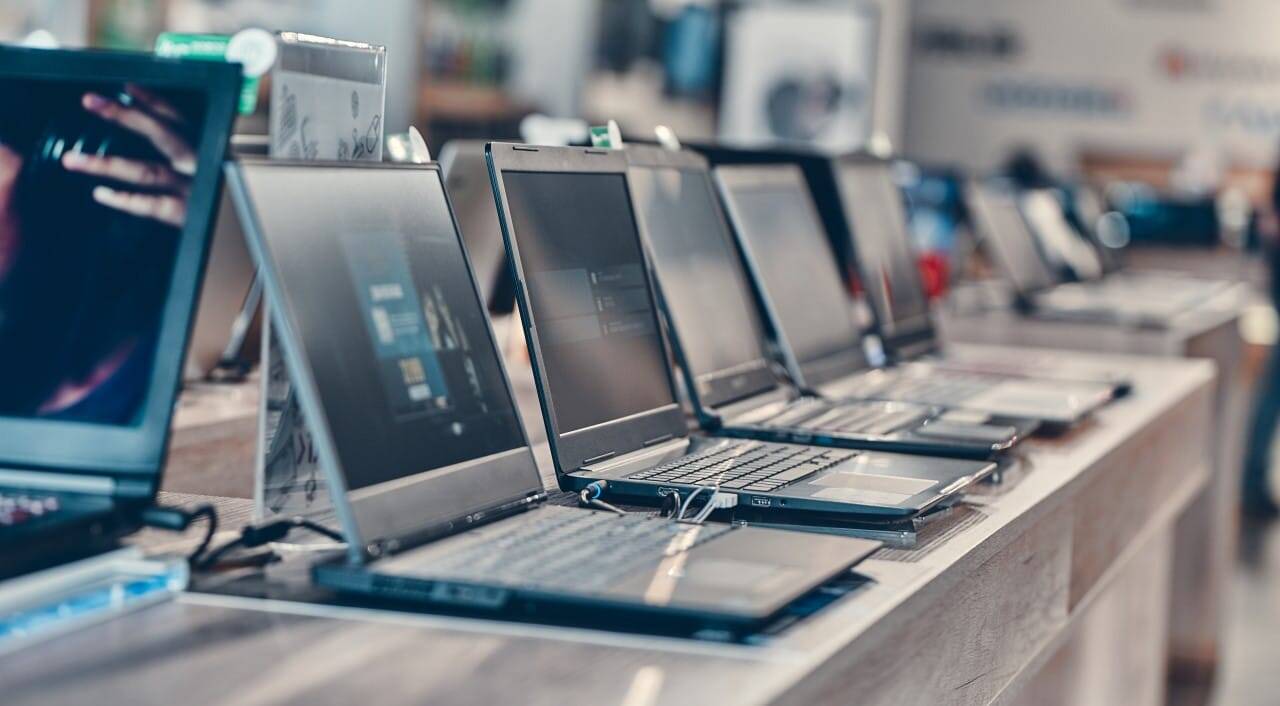 Notebooks em vitrine, lojas