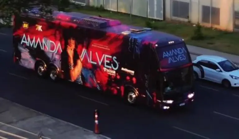 Ônibus da cantora Amanda Alves