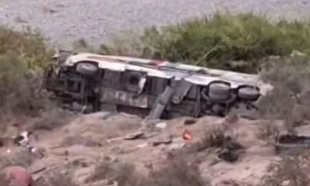 Ônibus despenca em barranco no Peru