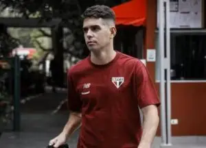Oscar anuncia a pessoas próximas aposentadoria do futebol após susto médico no São Paulo