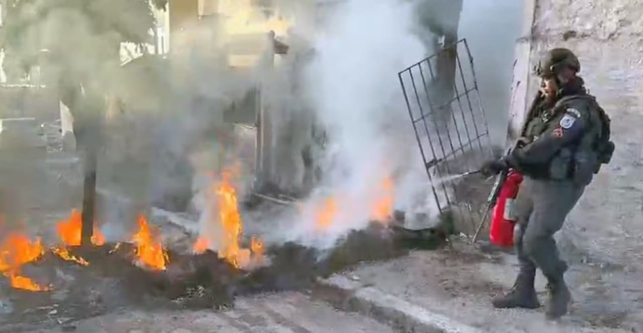 PM apaga barricada em chamas