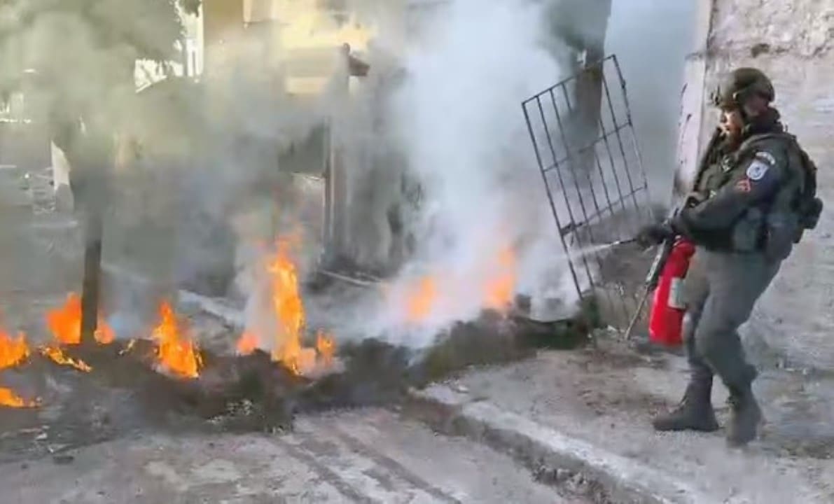 PM apaga fogo de barricada na Cidade Alta