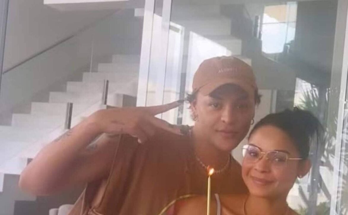 Pabllo Vitta com a irmã gêmea
