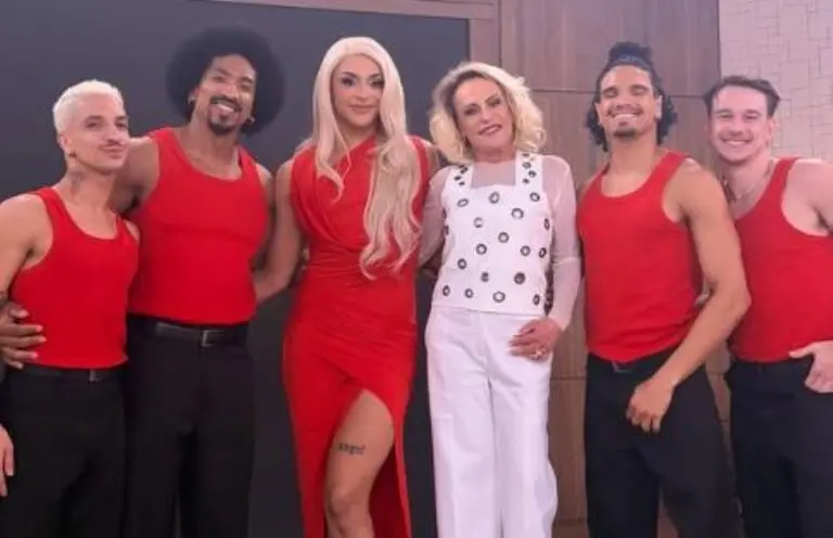 Pabllo Vittar e equipe com Ana Maria Braga