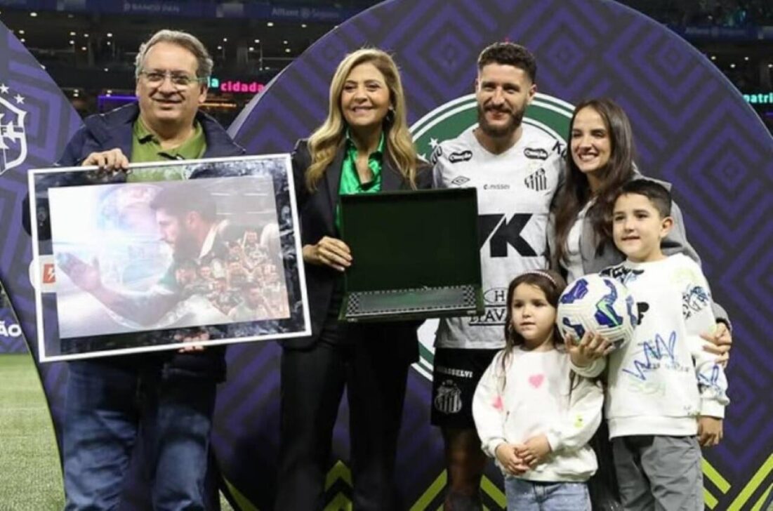 Palmeiras entrega placa a Zé Rafael