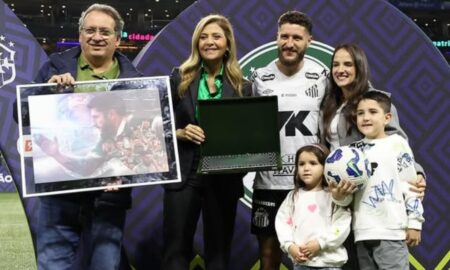 Palmeiras entrega placa a Zé Rafael