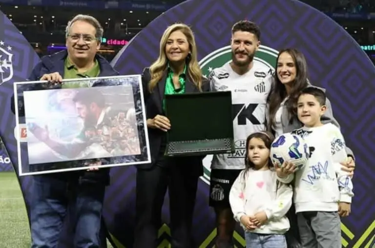 Palmeiras entrega placa a Zé Rafael