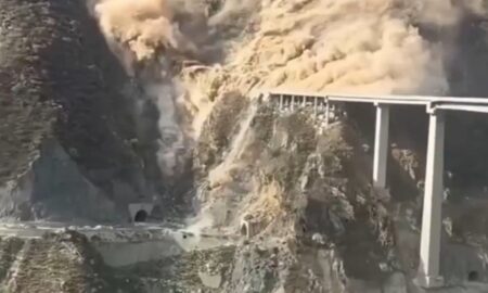 Ponte desaba parcialmente na China