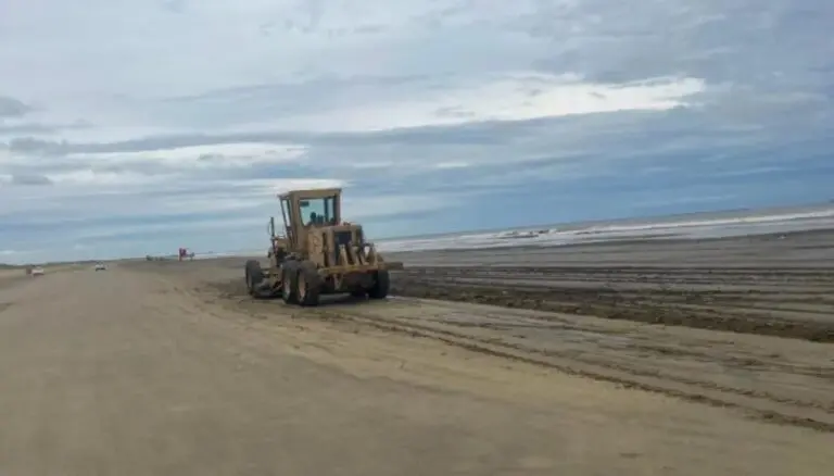 Praia do Cassino está interditada após ser invadida por lama