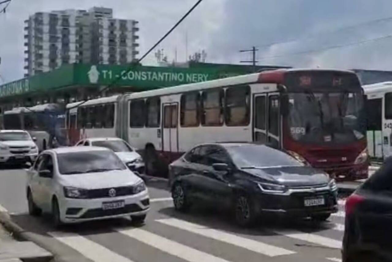 Rodoviários paralisam ônibus em manaus