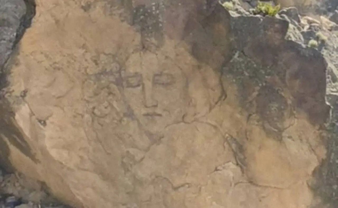 Rosto da Virgem Maria surge em rocha de montanha