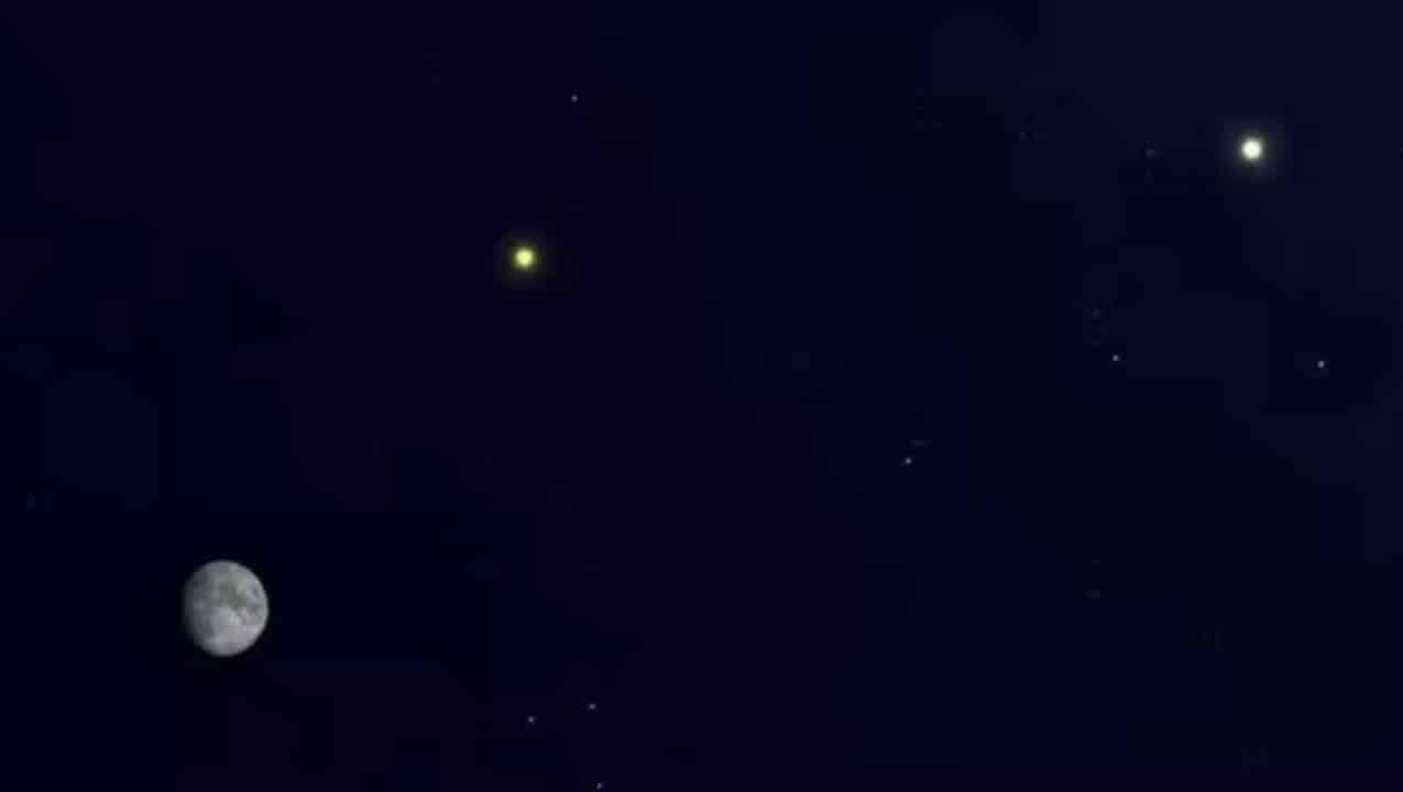 Saturno aparece ao lado da Lua iluminada