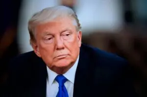 Trump muncul dengan nada kulit kekuningan semasa iklan AS $ 12 bilion untuk petani