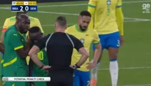 VARによりセネガルのPKは取り消され、接戦の末カゼミーロがブラジルの2点目を決めた
