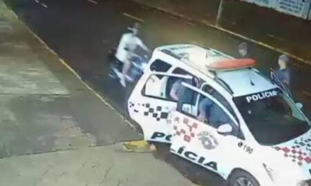 bebado bate na viatura da policia