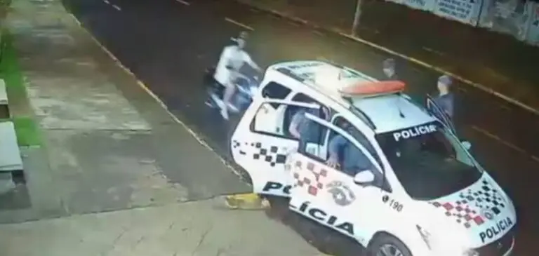 bebado bate na viatura da policia