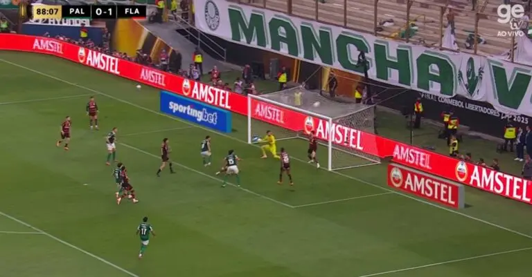 danilo salva em chute do vitor roque