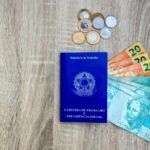 dinheiro, carteira de trabalho