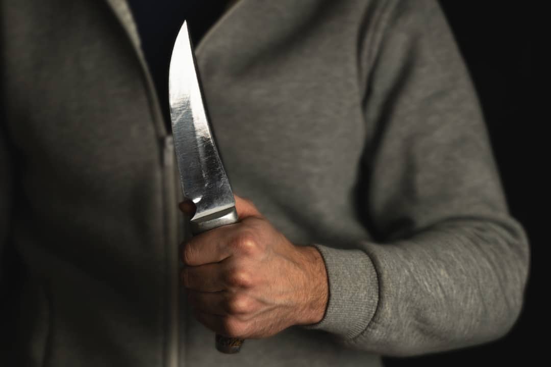 uomo con coltello