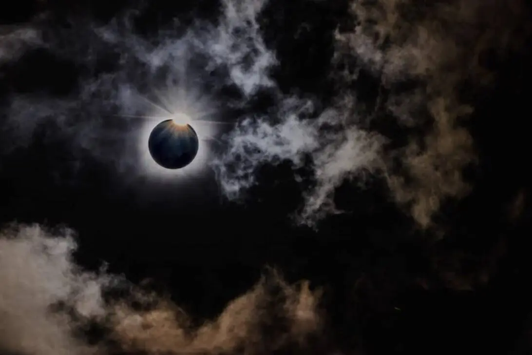 Eclipse solar total