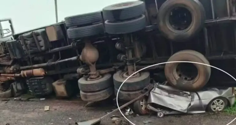 Quatro pessoas morreram após caminhão tombar em cima do carro delas na Rodovia Armando de Sales Oliveira (SP-322), em Monte Azul Paulista