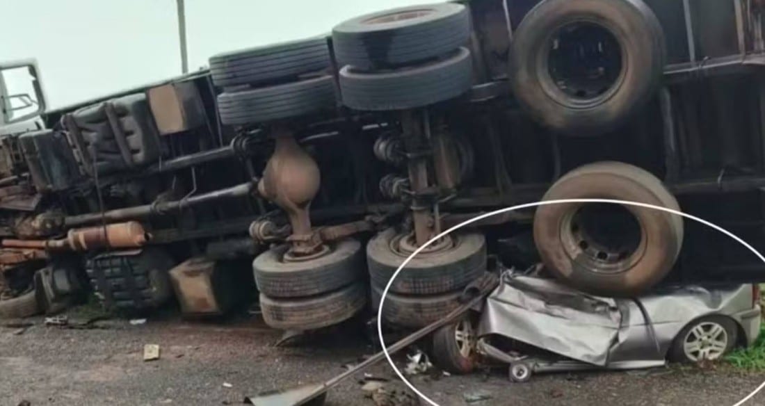 Quatro pessoas morreram após caminhão tombar em cima do carro delas na Rodovia Armando de Sales Oliveira (SP-322), em Monte Azul Paulista